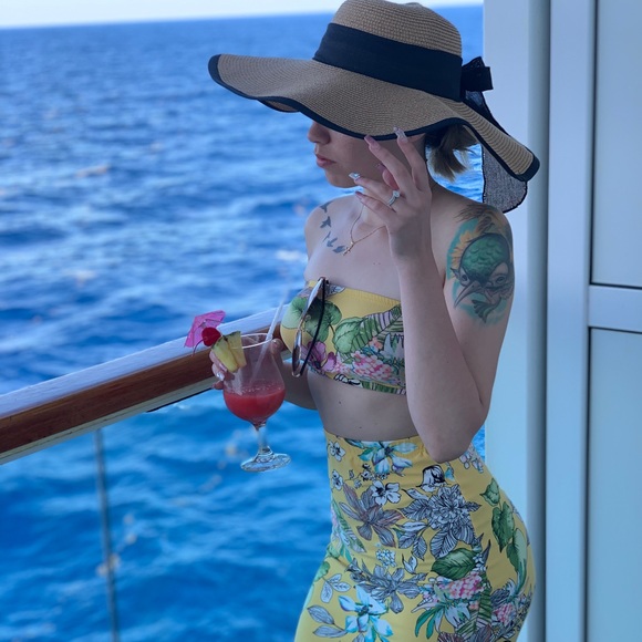 Meet your Posher, Becca - Picture 1 of 1